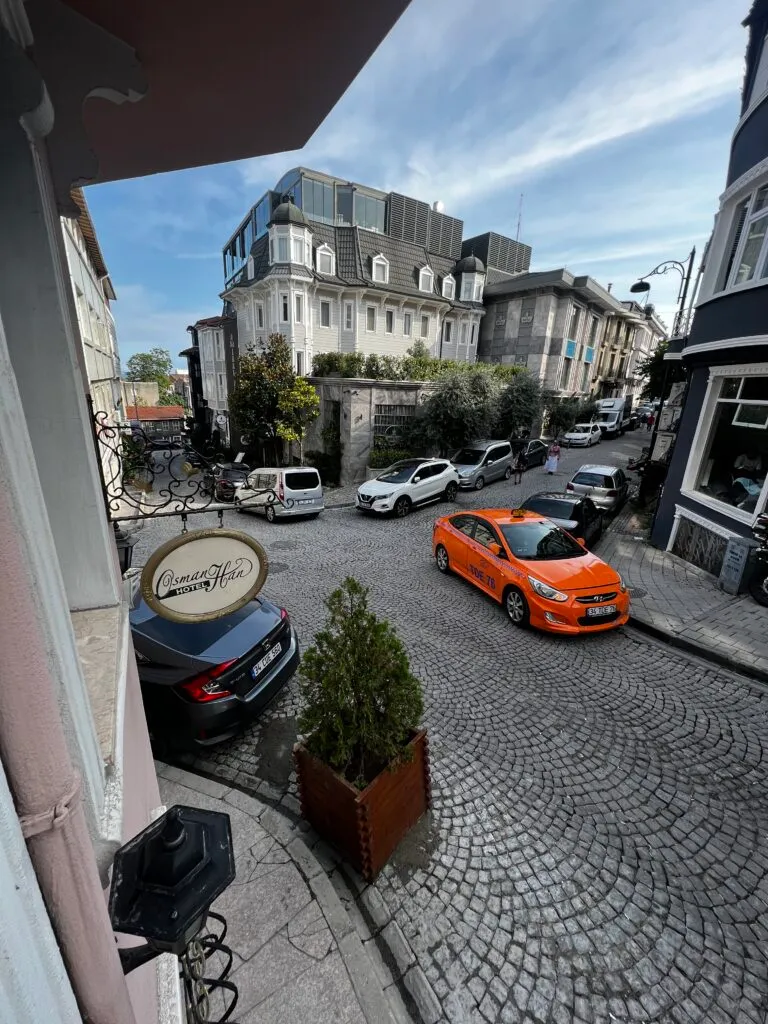 ホテルの窓から見た路上駐車