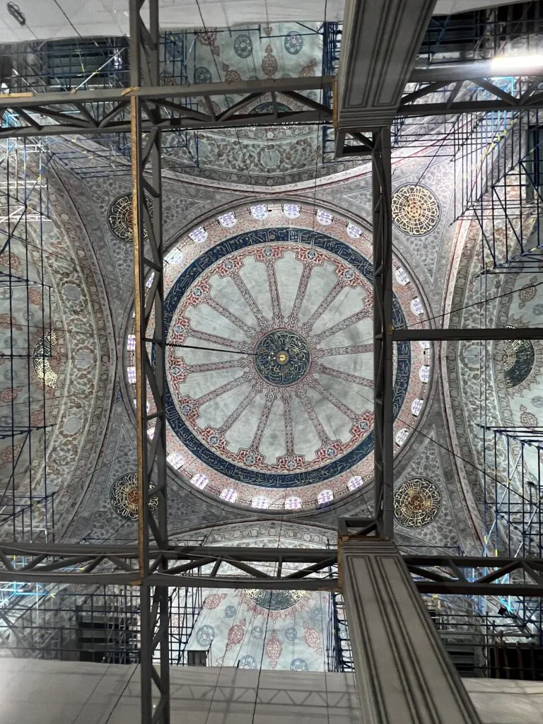 青みがかった大理石の壁