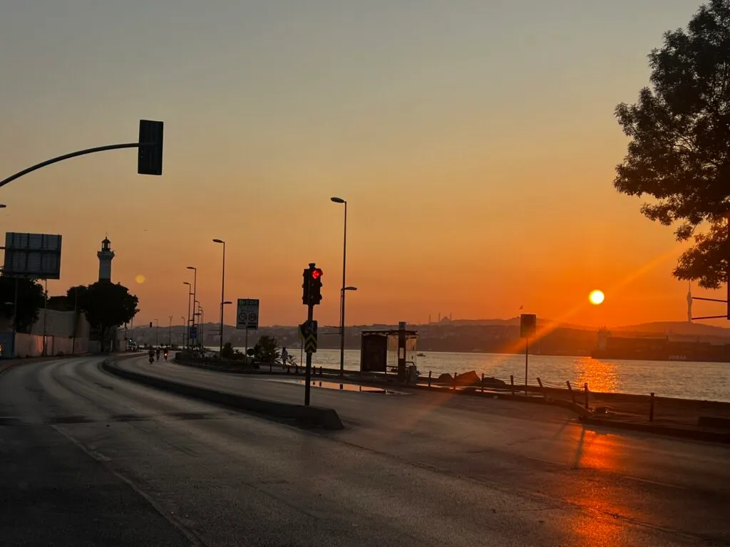 早朝のイスタンブール市街地