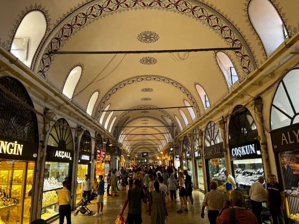 バザールの内部の賑わい