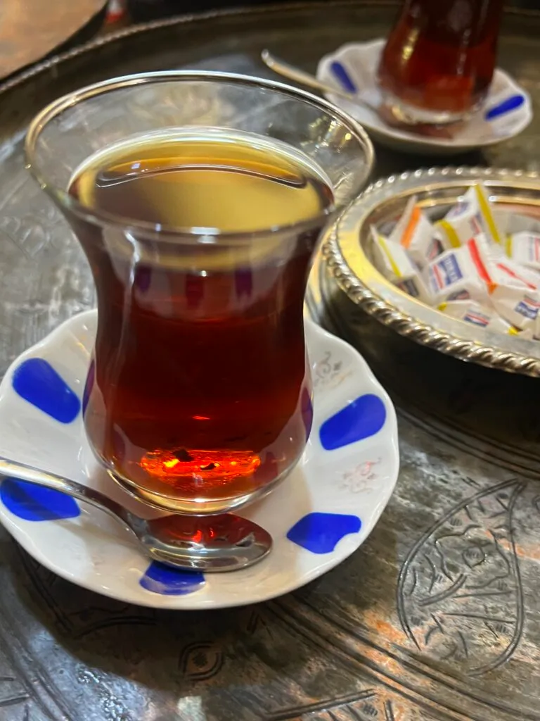 バザールで飲むチャイ