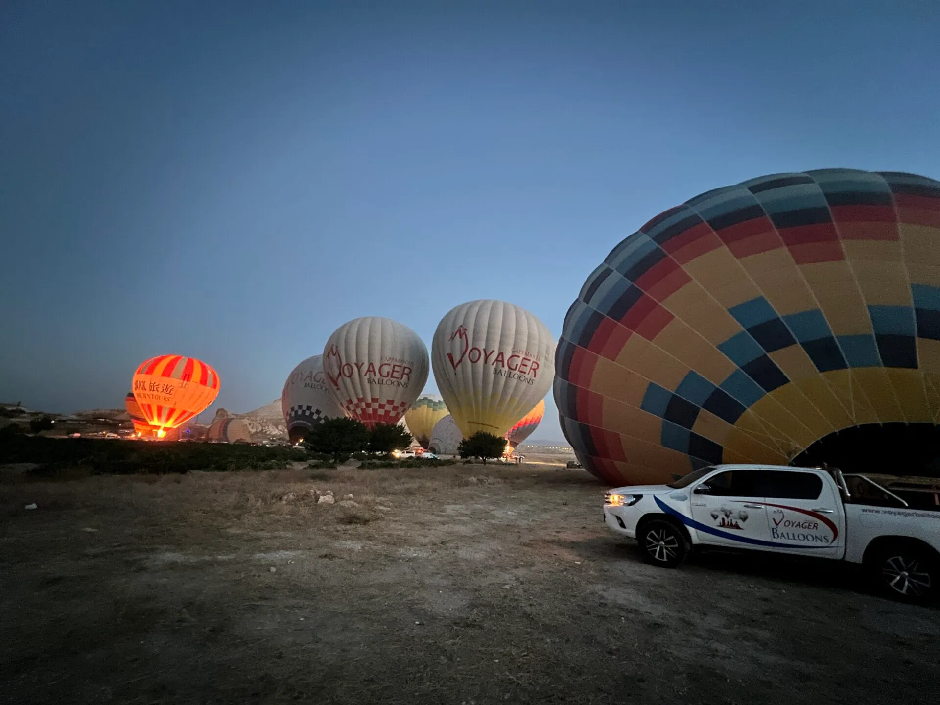 早朝の気球準備風景