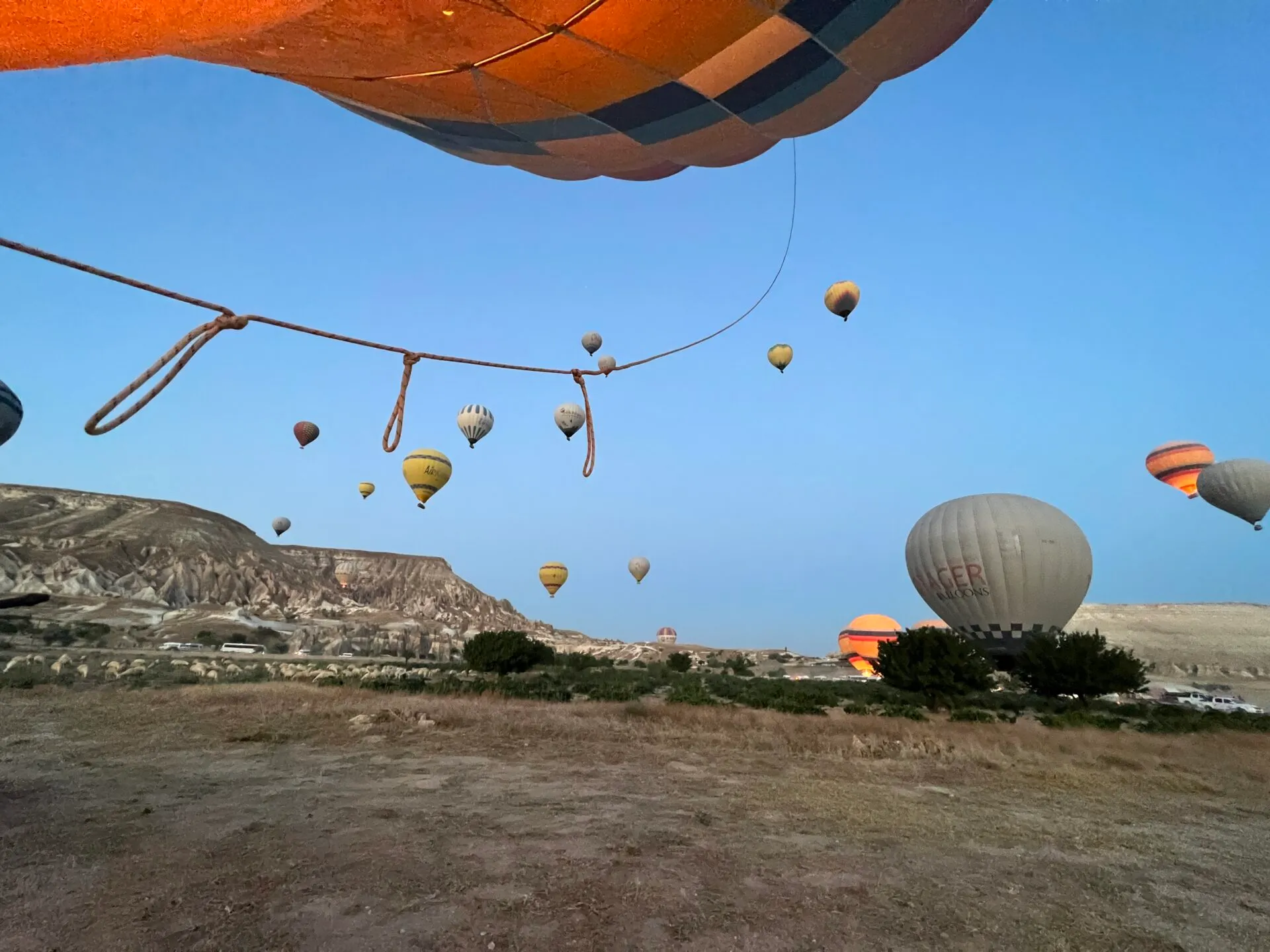 気球が膨らんでいく様子