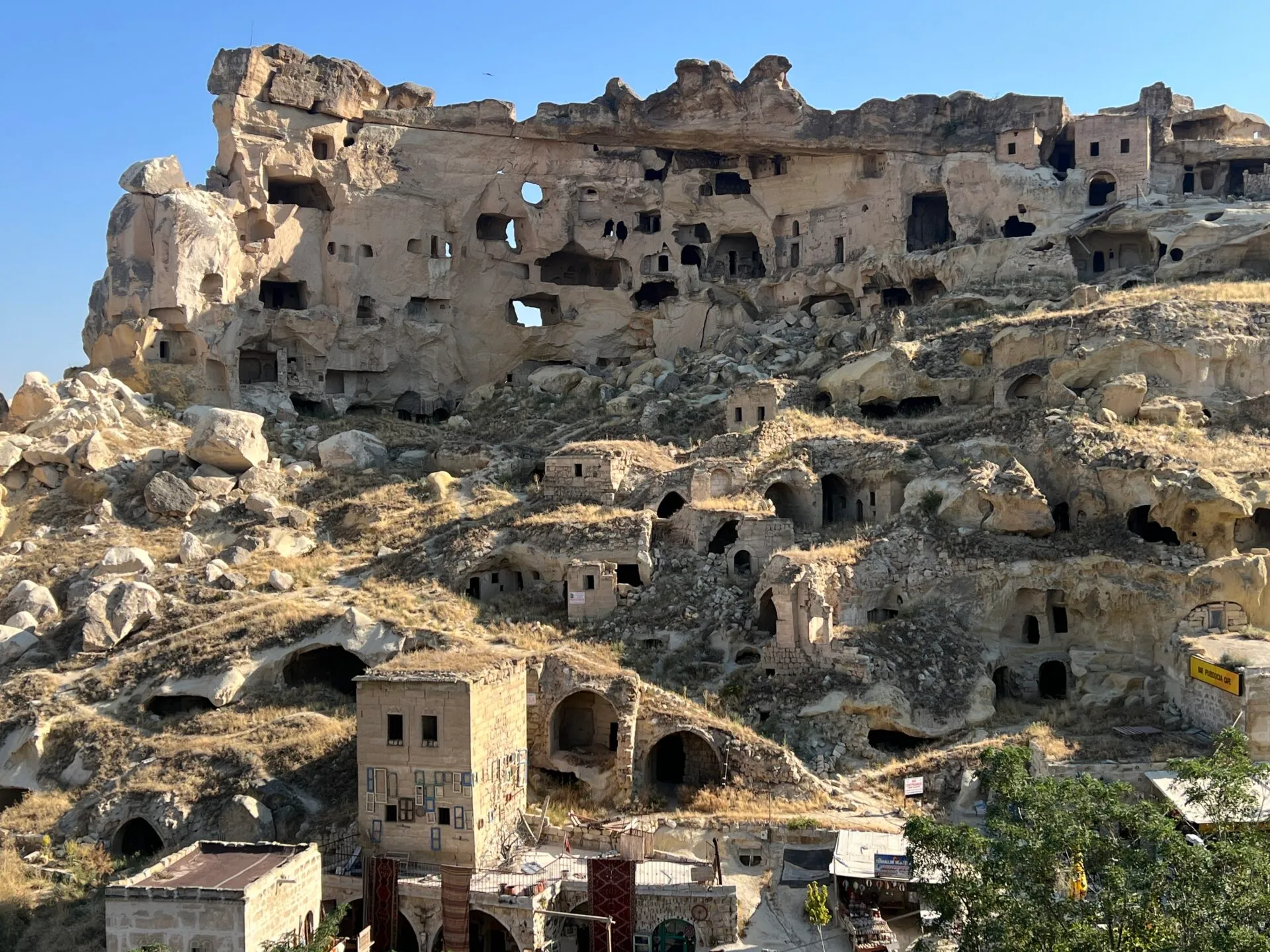 ホテル周辺の古代住居跡