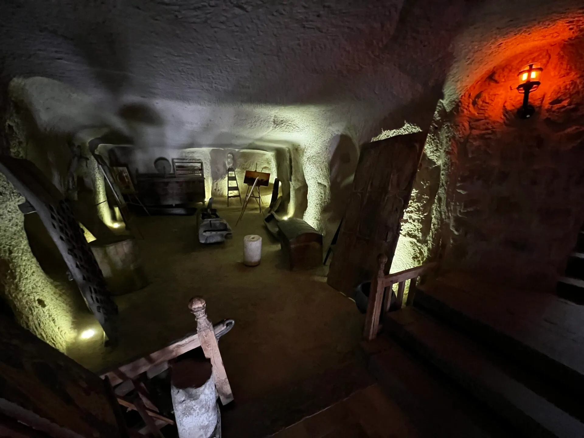 地下都市の岩の部屋