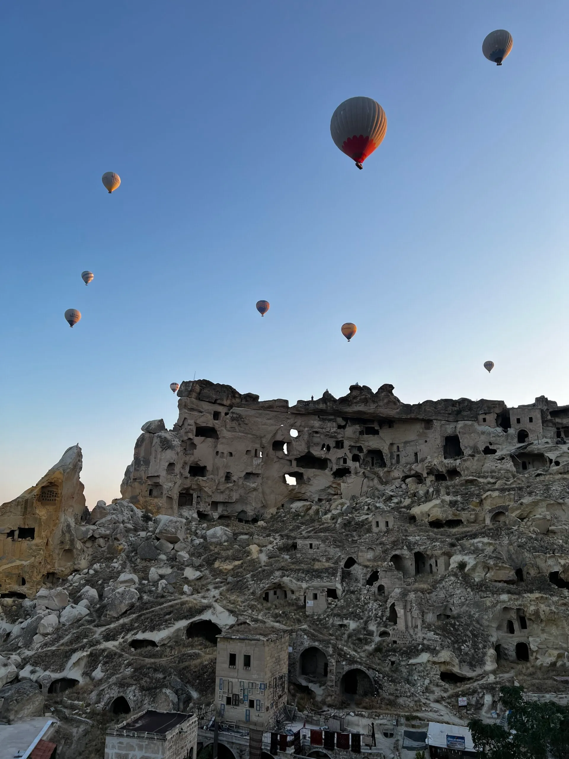 間近に飛ぶ気球