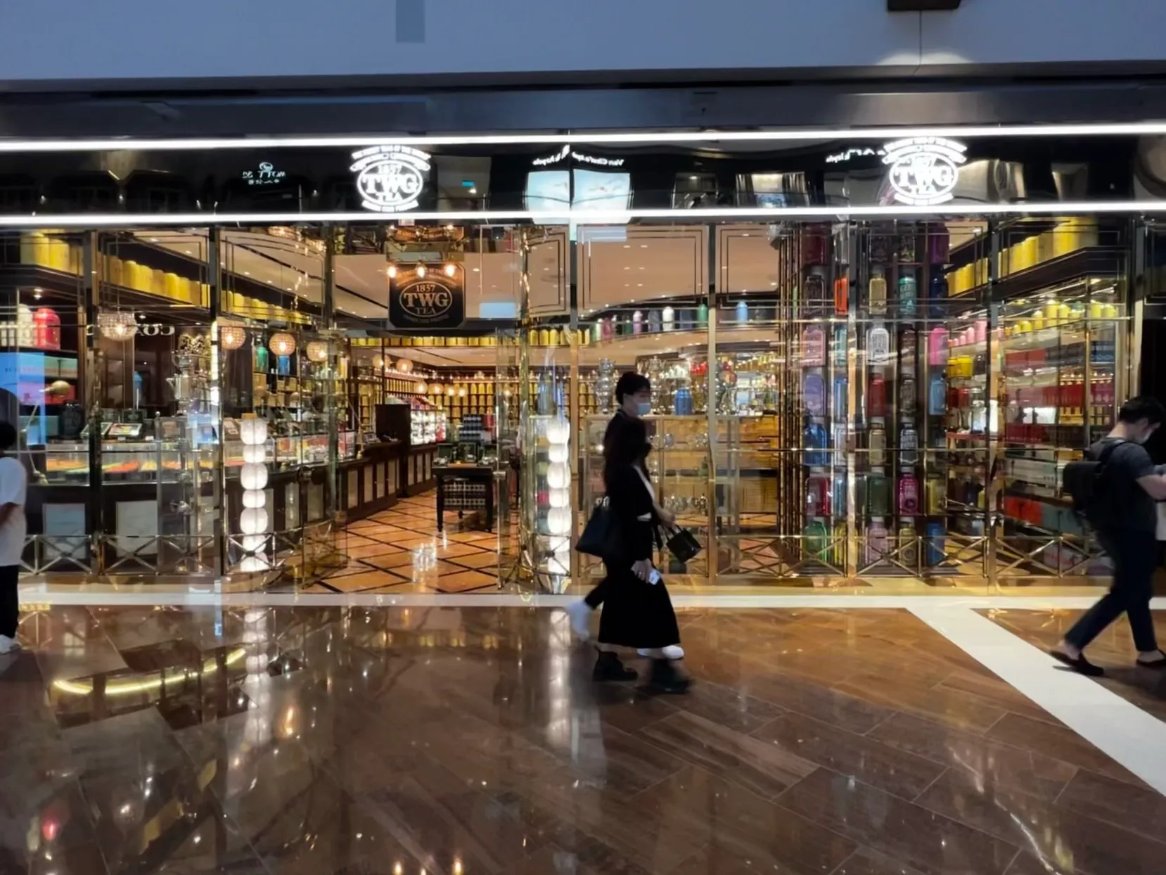 モール内のショッピングエリア