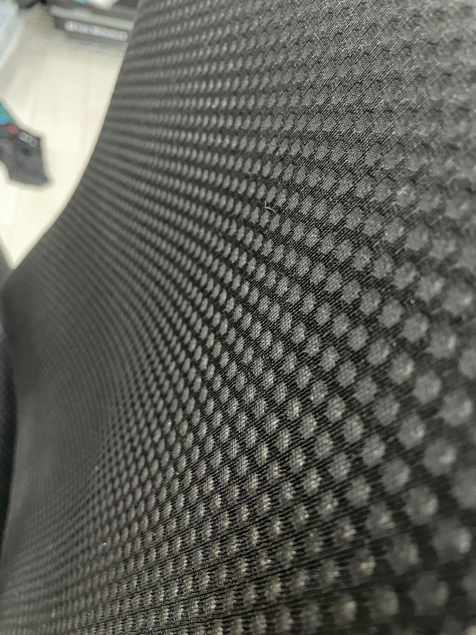 Embody Chairのファブリックを掃除してみる