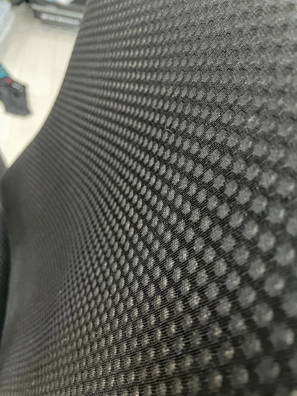 Embody Chairのファブリックを掃除してみる