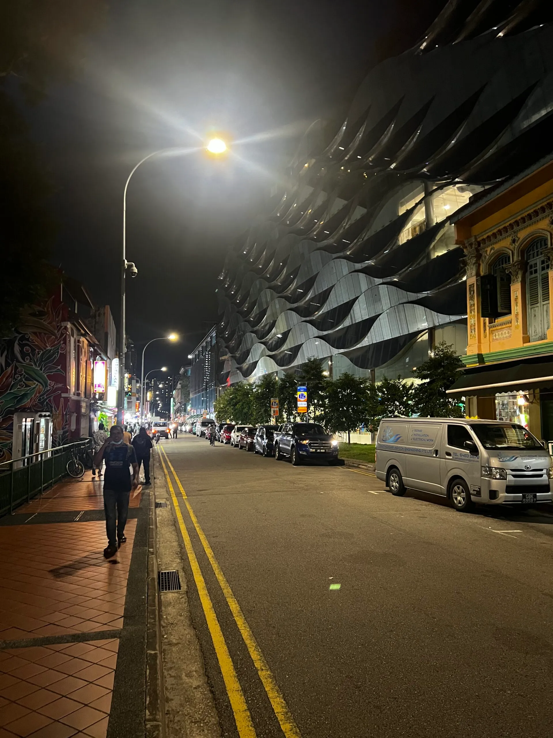 夜のインド街の風景