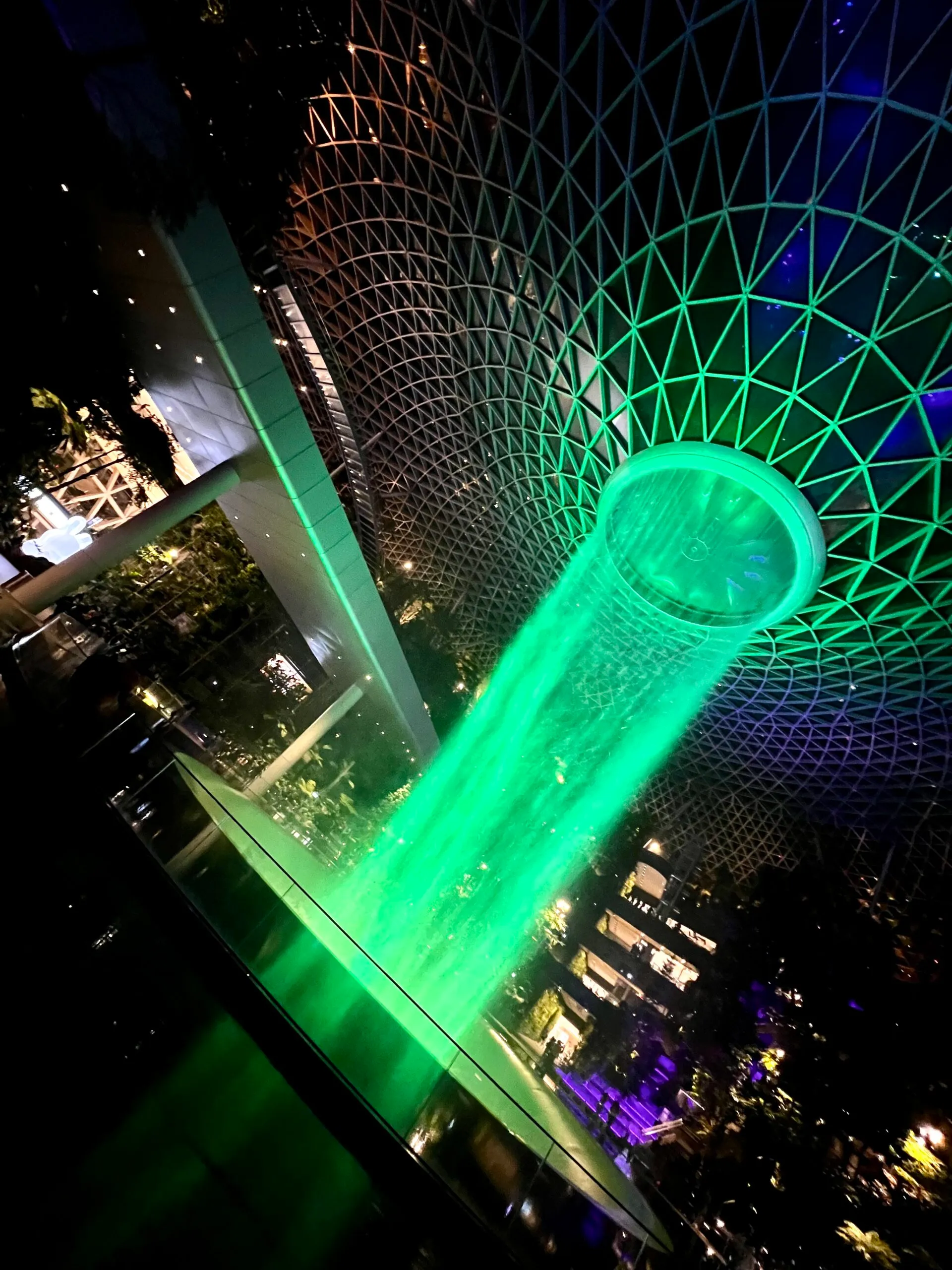 Jewelの巨大な屋内滝