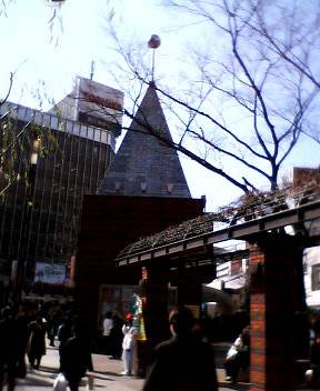 デザイン模型にまち針を指したらそのまま採用された交番