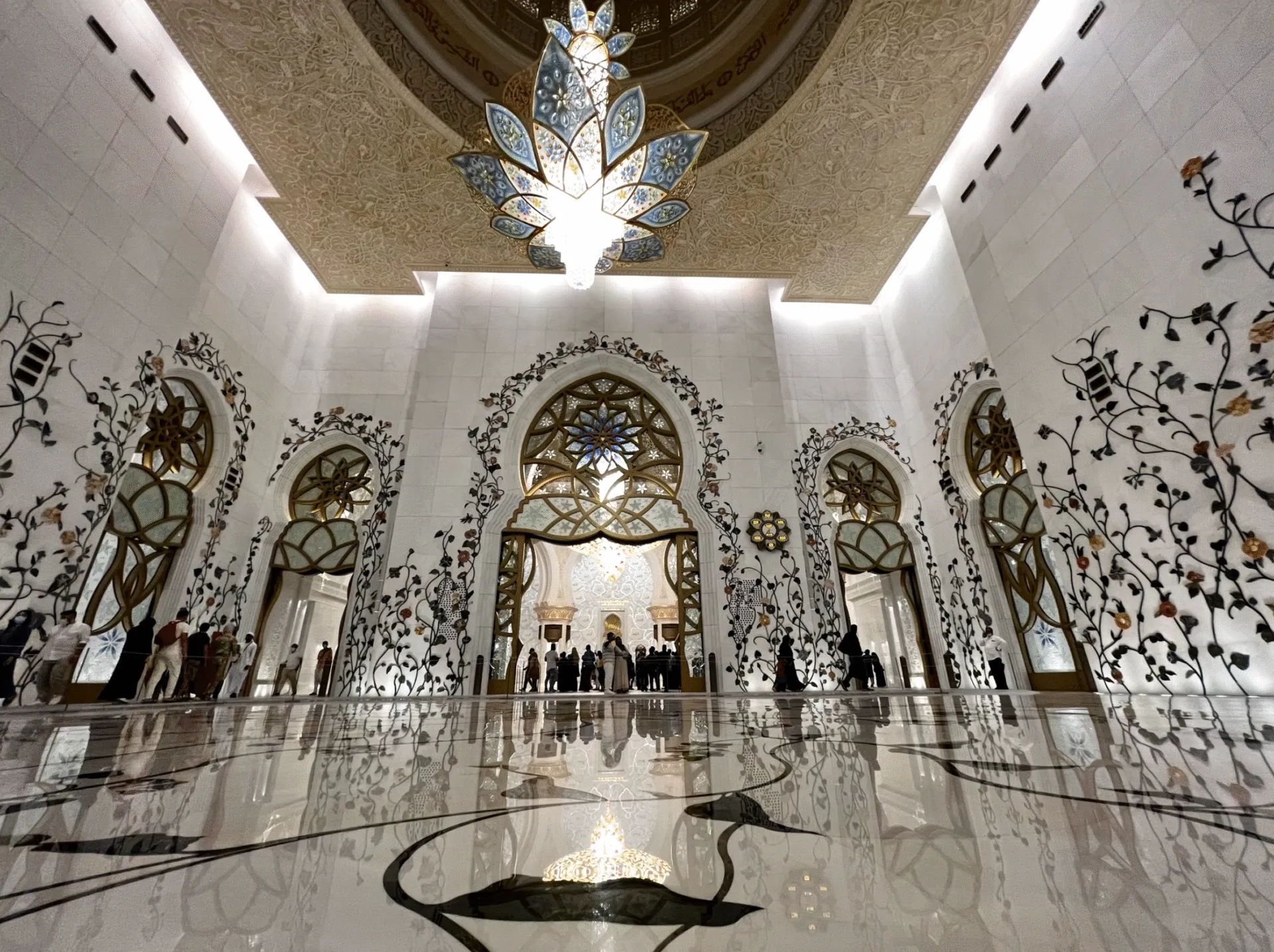 モスク内の豪華な天井と柱