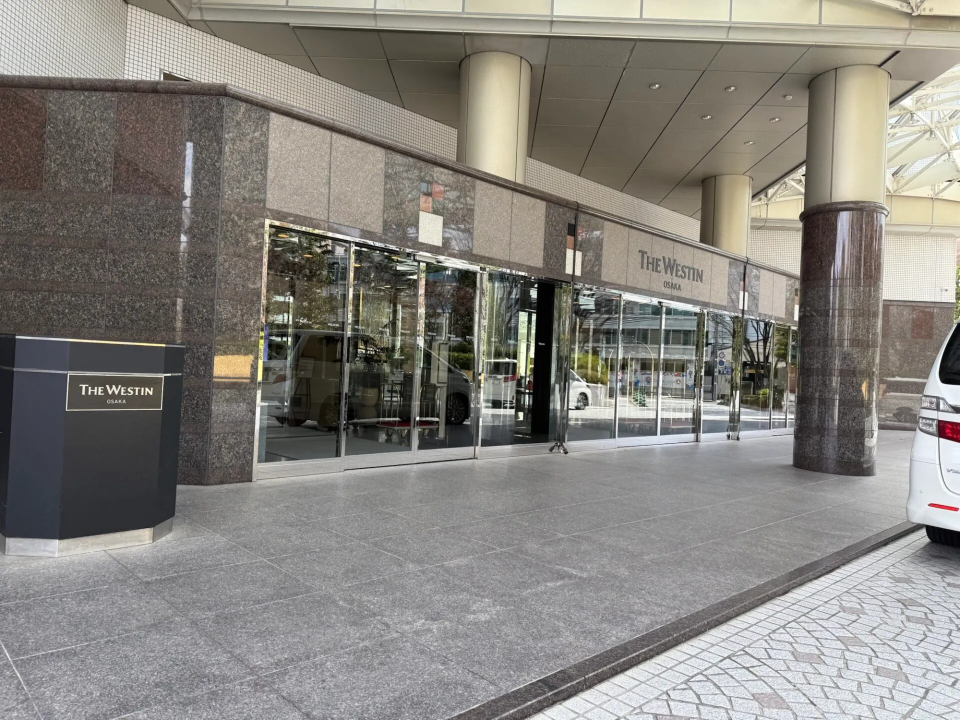 ホテルのプール施設