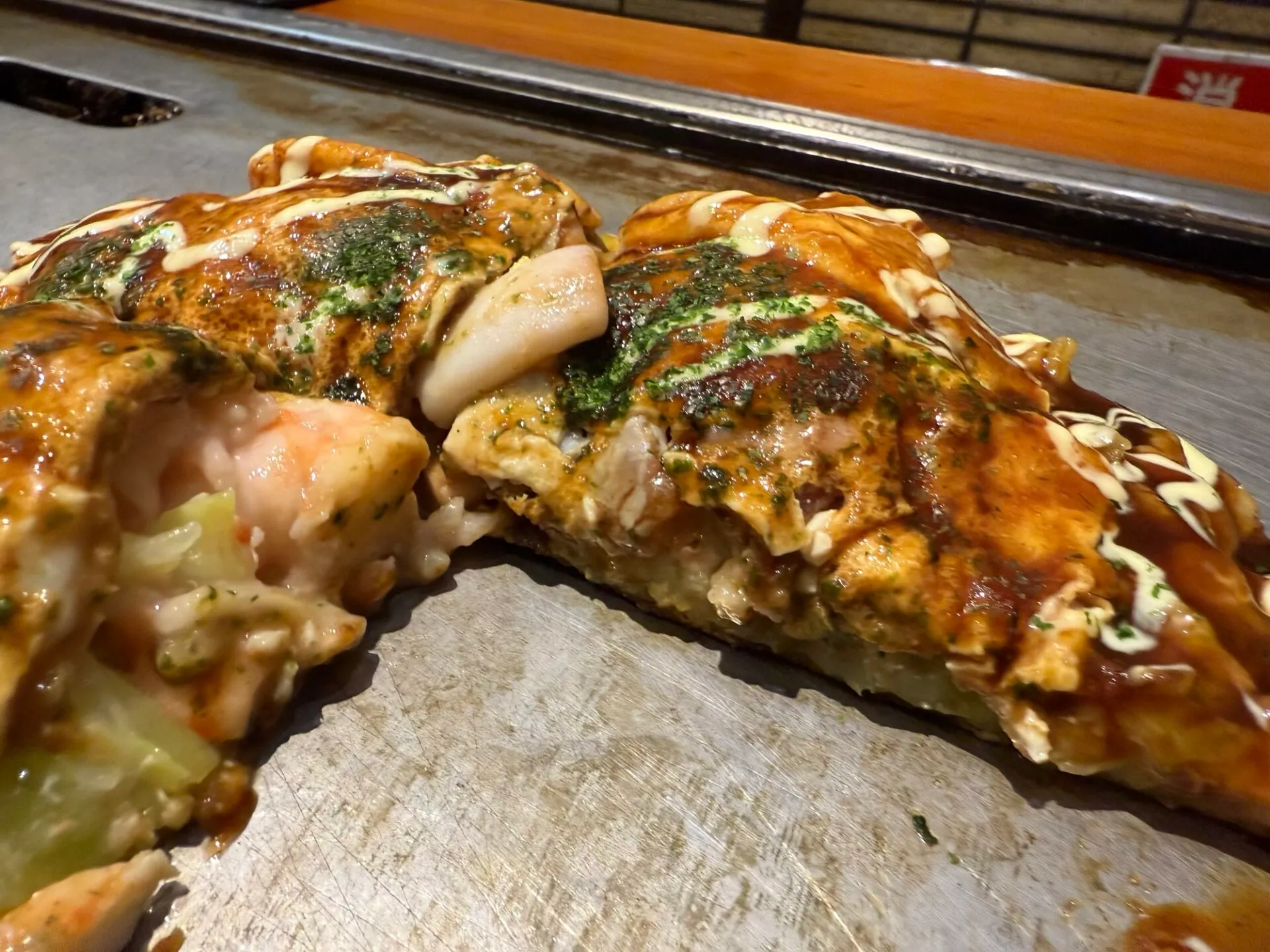 具だくさんのお好み焼き